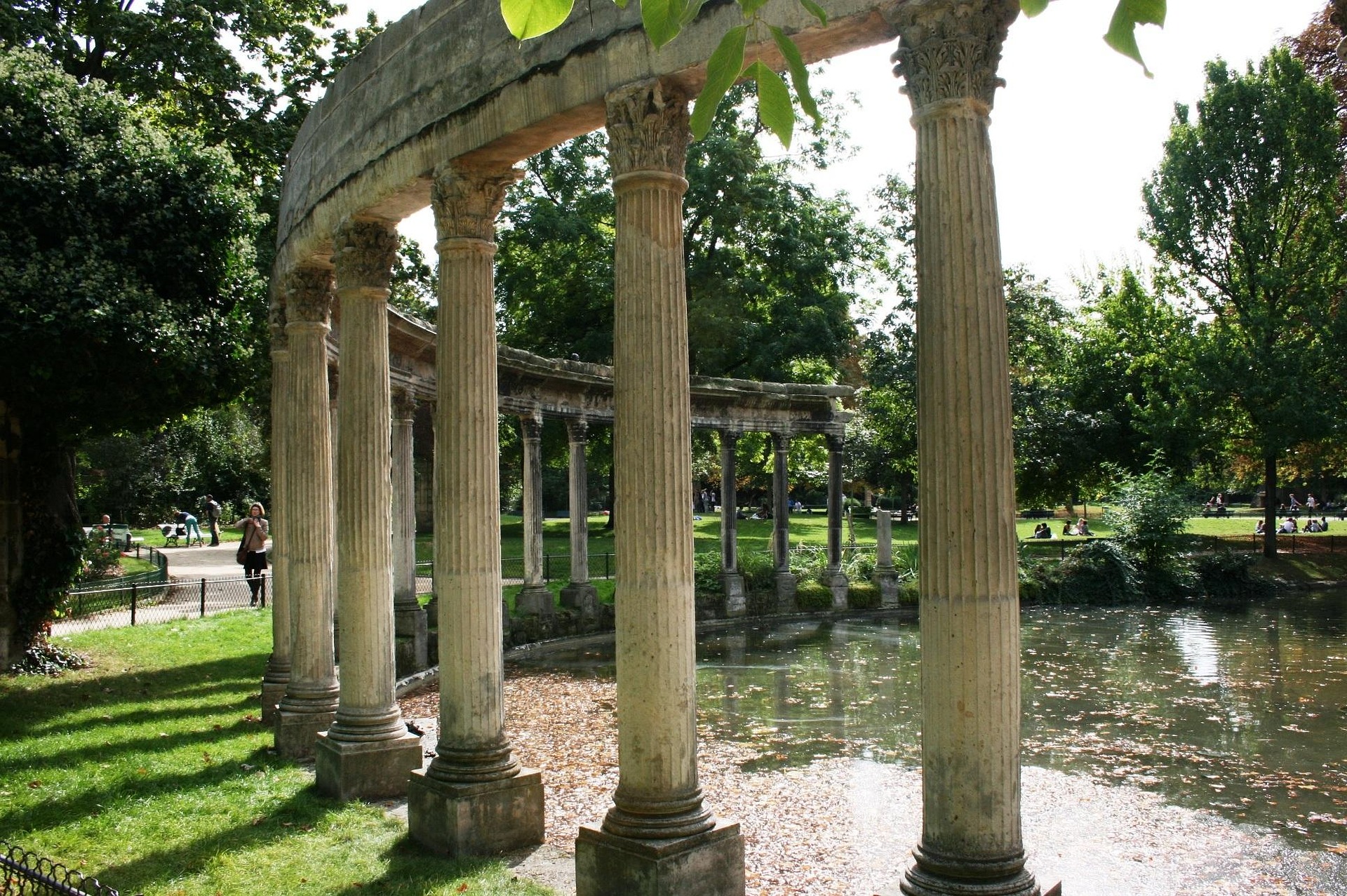 สวนสไตล์อังกฤษปาร์ก มงโซ (Parc Monceau)
