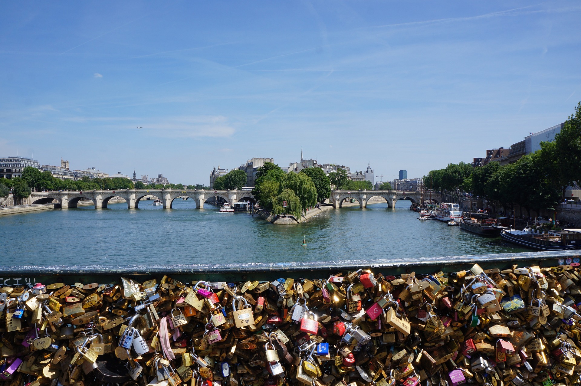 ถ่ายภาพคู่ที่สะพานโรแมนติกกลางปารีส Pont des Arts